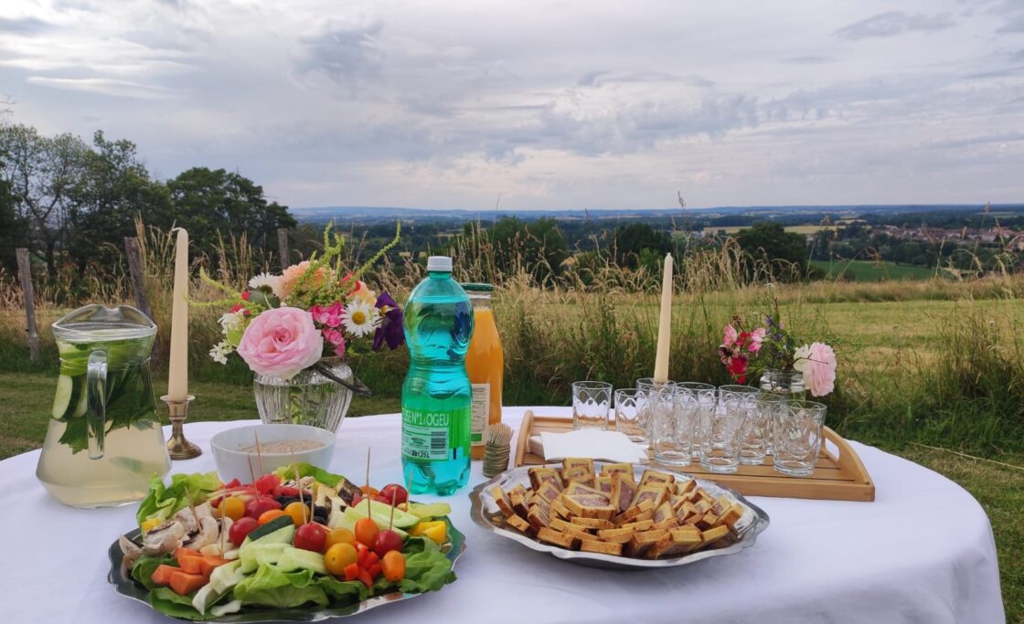 Une jolie table avec vue