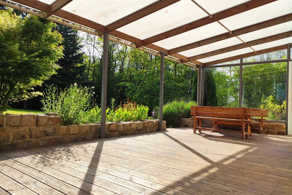 La terrasse donnant sur un grand jardin